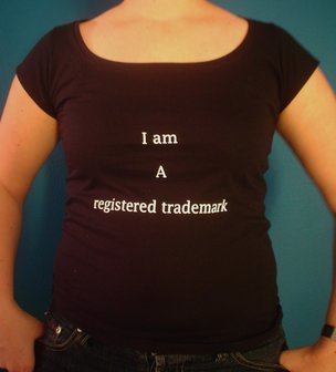 Dames t-shirt zwart met opdruk I am A registerd Trademark