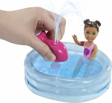 Barbie Skipper Babysitter zwembad speelset