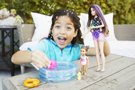 Barbie Skipper Babysitter zwembad speelset