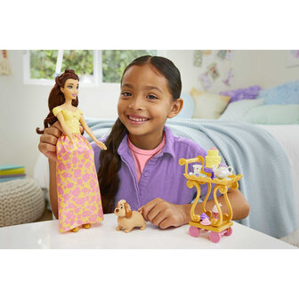 Disney Princess Belle met theekar 