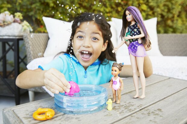 Barbie Skipper Babysitter zwembad speelset